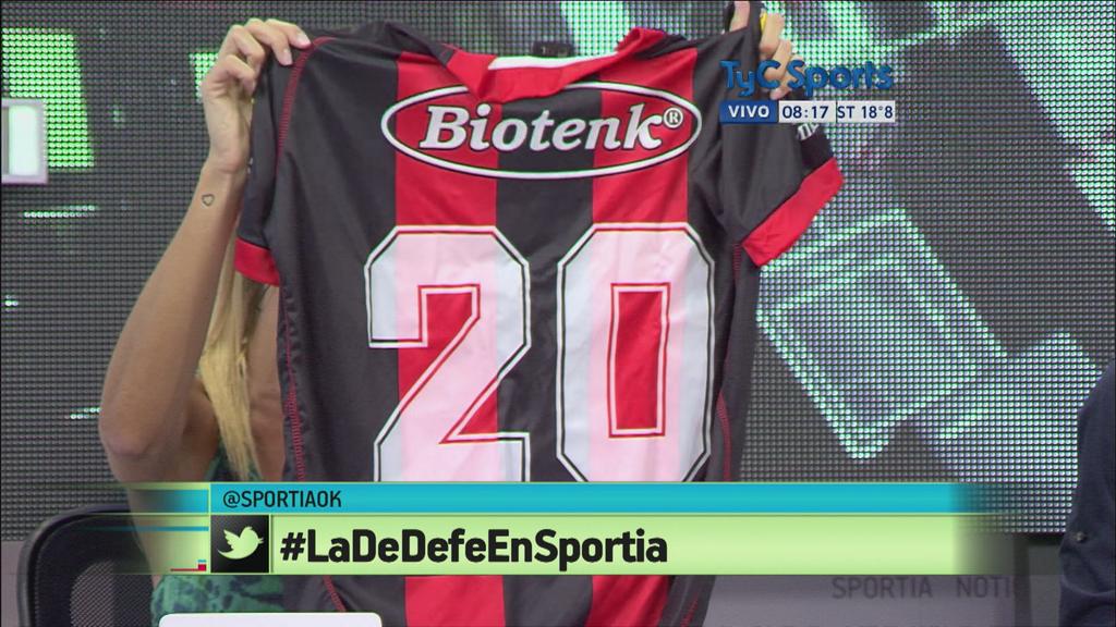 Sportia's tweet image. ¿Querés la camiseta de Defensores?

Seguí esta cuenta y dale RT

#LaDeDefeEnSportia