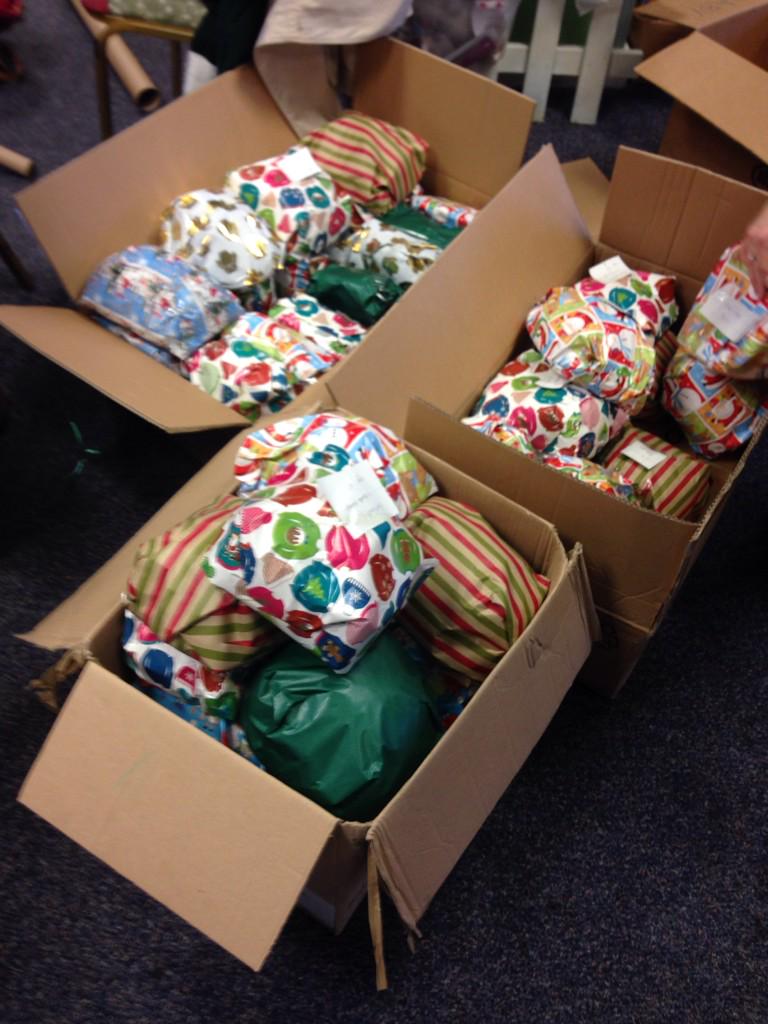 klswan's tweet photo. Down @KidsCompanyUK this morning wrapping presents #speedxmas http://t.co/zRCi0E7TbF