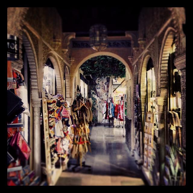 GranadaAlhambra's tweet photo. Descubre la Alcaicería de #Granada...piérdete entre sus calles llenas de colores!!#GRXperience @PlacerPorViajar http://t.co/B4YnB5BVUj