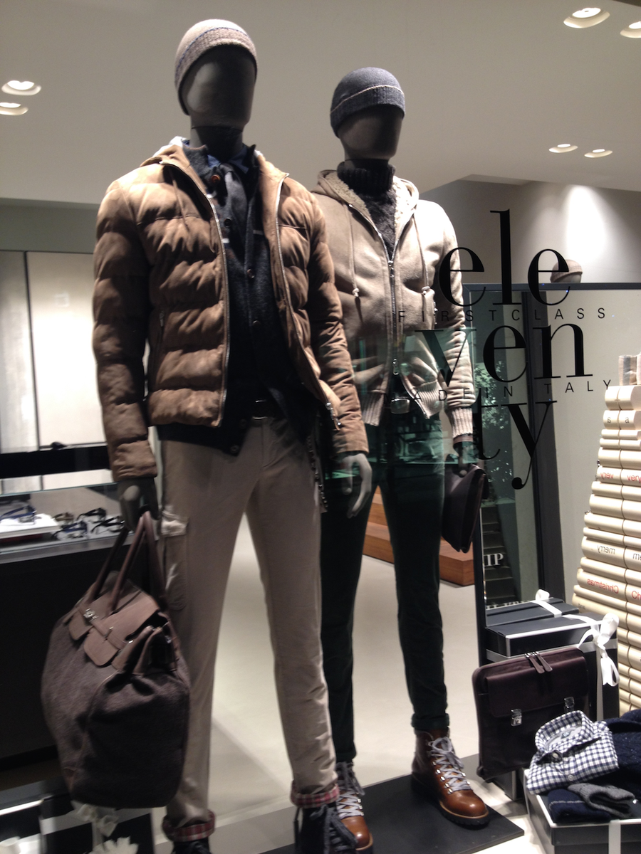 Un tocco #natalizio e rinnovato alla #vetrina della #boutique #Eleventy di #Brescia. #man #woman #fw1415 #collection
