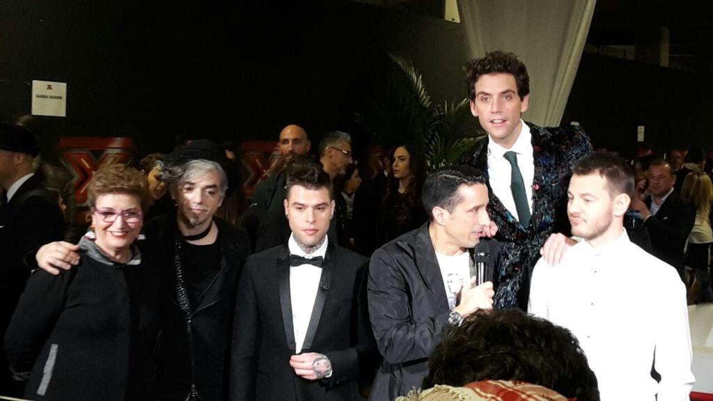 Fedez's tweet image. Grazie @XFactor_Italia siete riusciti a farmi a mettere la camicia dentro i pantaloni manco la mamma ci era riuscita!