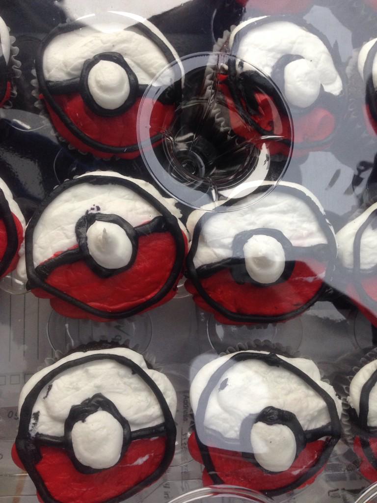 Fizzygrrl's tweet image. Dear @Kroger: Daughter&apos;s birthday cupcakes, what we ordered vs. what we got. #AreYouOkay #PointsForEffort