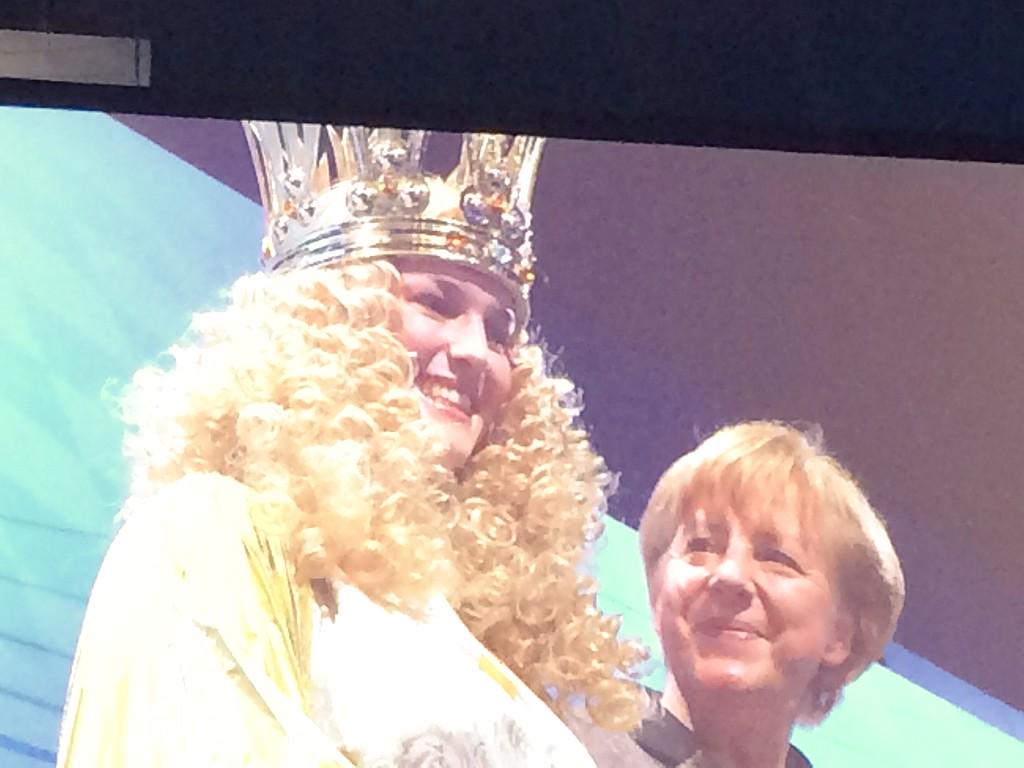 Steuerstein's tweet image. Tagesordnungspunkt Schöne Bescherung! #Merkel hat Besuch vom Christkindl. Das soll mal zu uns Steuerzahlern kommen!