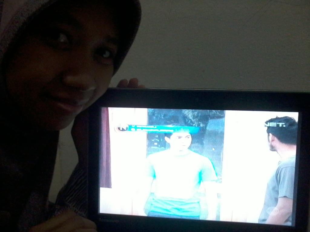 eLyLia's tweet photo. @netmediatama #NETMILIUNER_2 demi nonton tetangga masa kini . pake laptop makin asyik nih. Jd imut2 gmn Mas adinya http://t.co/KlUElJtpGc