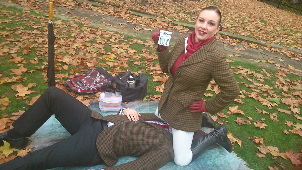 tetka-saditsya-na-litso-yaponka-rakom-razdvinula-pizdu-foto