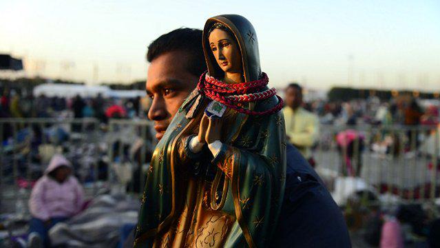 Miles de fieles cantan "Las Mañanitas" a Virgen de Guadalupe en Los Ángeles  ecuav.tv/12C9EhM