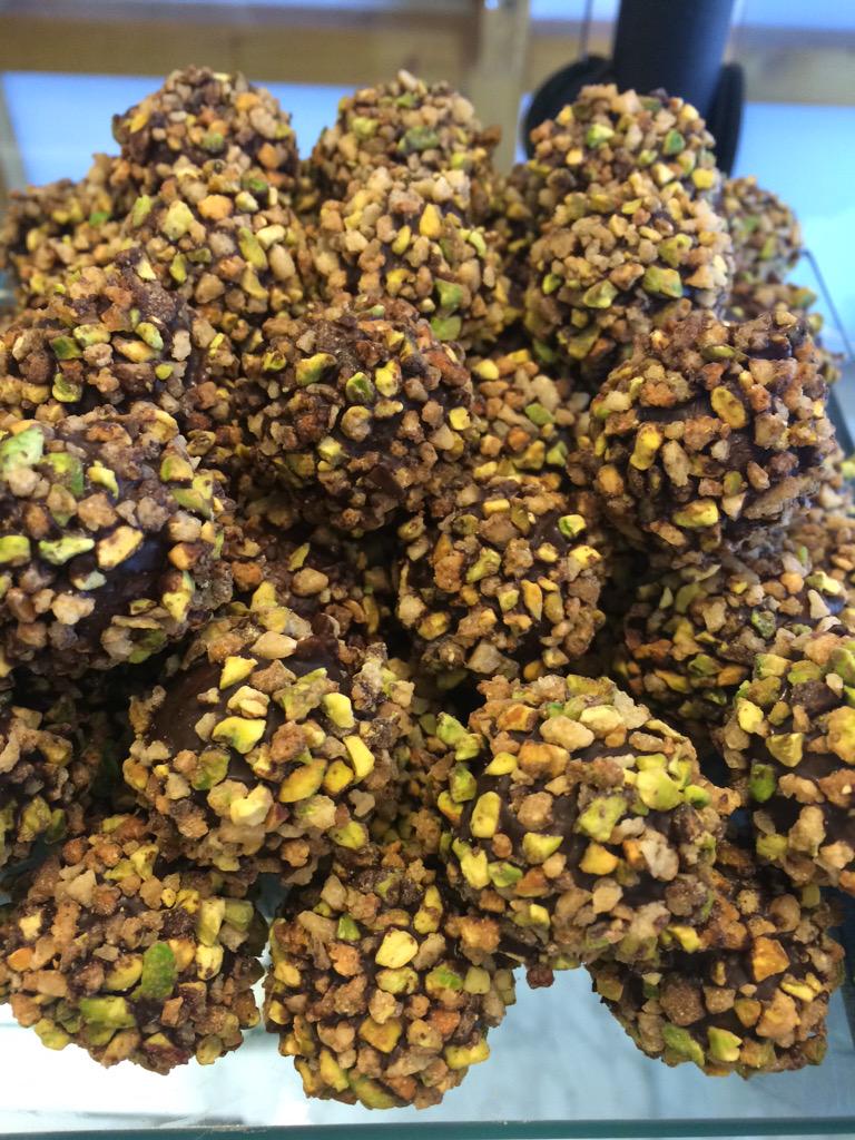 Bolle di cioccolato con cremino al pistacchio ricoperti di pistacchi caramellati