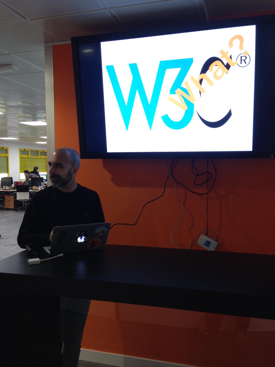LqdSqd's tweet image. Hoy, en la #FridayCharla, el master #frontender @javimax con su charla “W3What?”, a punto de arrancar.