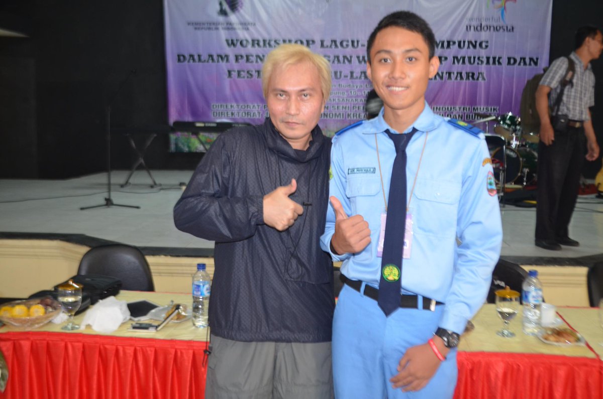 ki_ade's tweet photo. Take picture with @AndyAyunir #workshop #musician #andyayunir #aamtc #lampung #culture #indonesia http://t.co/l2Ig7iEusX