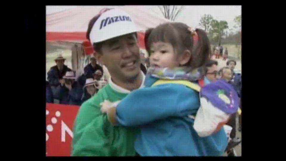 もかまっちゃ V Twitter 愛理の秘蔵映像 貴重だねえ 1996年 父 鈴木亨プロが優勝した時の 娘 鈴木愛理さん Http T Co Odxoj1joqb