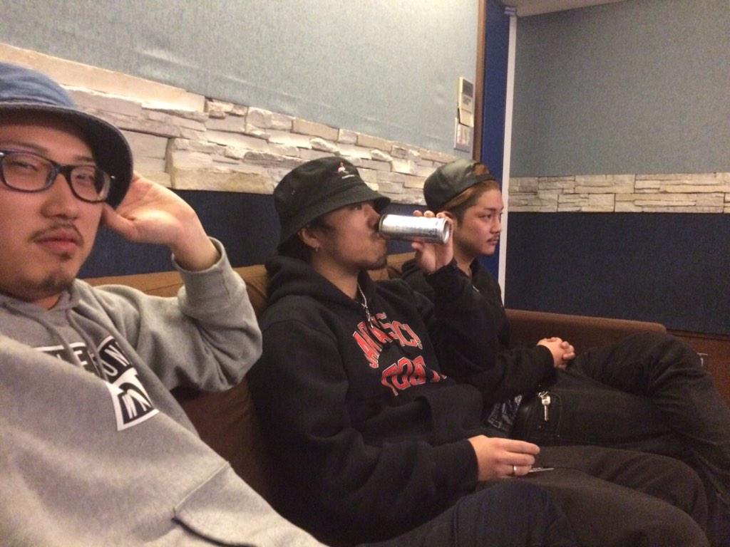 Lian_arai's tweet photo. 昨日は【BREAK WALL】のある企画にて制作してきました( ̄^ ̄)ゞ
皆ありがとう!
お楽しみに!
#B_W #HANRICE #A_HOUSE #野武士 #光 #LB_RUG #そしてオレ #2015年の落とし玉 http://t.co/bbPgyNCOlB