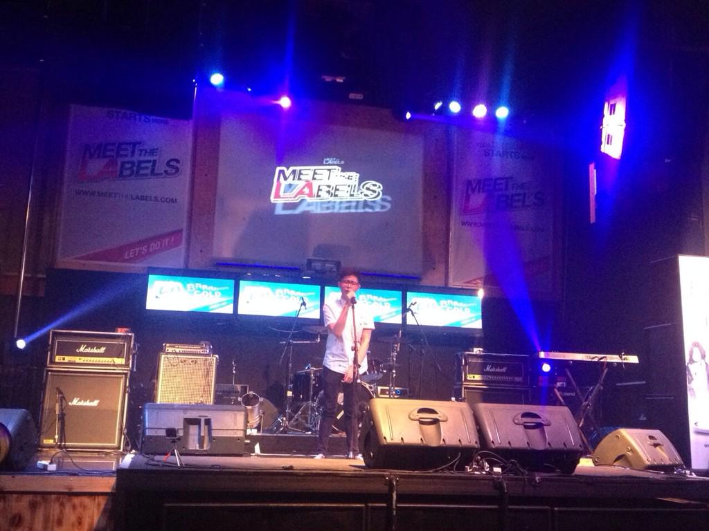 LAZoneid's tweet photo. Biar sendokuran tapi feelnya Robbie William kalo dibawain @kevinnlimm bikin merinding euy! Cakebb! #MTL2014Final http://t.co/5tqZiV6Hgo