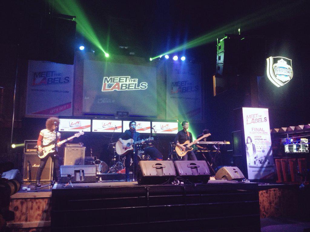 LAZoneid's tweet photo. Sekarang gilirannya @Band_Radicta bikin kagum para label. #MTL2014Final http://t.co/GCgih9tWjo