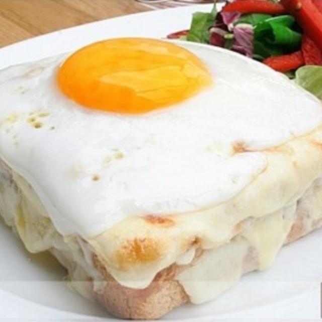 Mutluluğun kahvaltı ile bir alakası olmalı diyenlere, sevdikleriyle beraber hafta sonu kahvaltısına bekliyoruz...