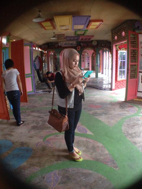 rurywindi's tweet photo. Kemana pun ga bisa lepas si samsung tab3lite bikin autis seharian @samsung_ID #TabLiteFun http://t.co/lc9RBXMX2Y
