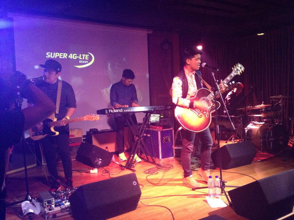 884GlobalRadio's tweet photo. Dan giliran @NiceFridayBand meramaikan #tributecoldplay nyanyi bareng lagi fix you nih ;') http://t.co/piIfokui0S