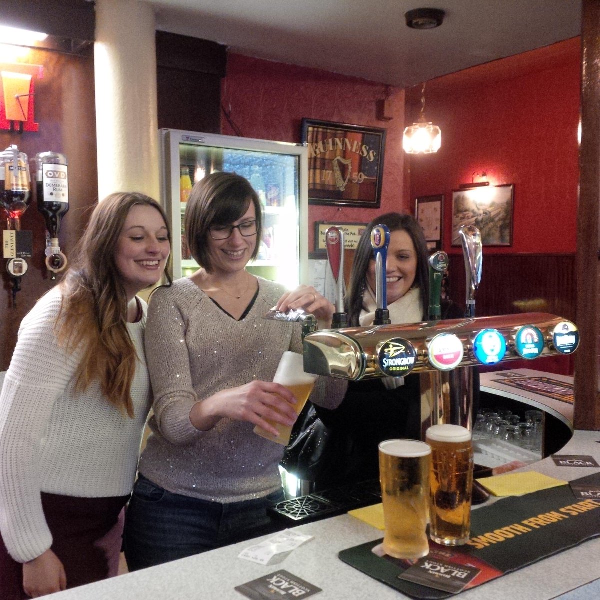 Adam_W_Gordon's tweet photo. Kate and Kim helping out @thelaurieston #scotlandinstyle #glasgow @SocialMedSearch #SMSChristmas http://t.co/X1BT9uNzGS
