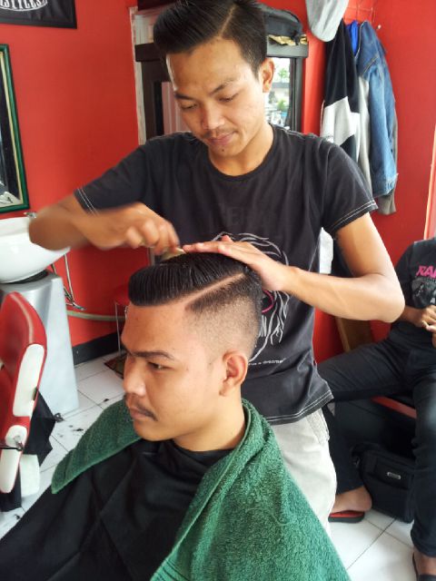 jhoe_SOG's tweet photo. @VOOLCUT ini baru hanget hanget nya pangkasan nya. Yoii malam minggu bisa semakin pede, level ganteng sudah meningkat http://t.co/dozGBS5bpd