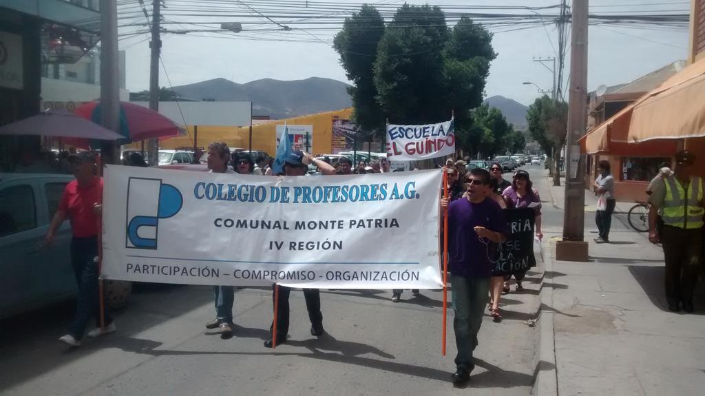 profemaac's tweet photo. Limarí de pie, profesores marchando, ahora en la gobernación  #ParoDocente #Porladignidaddocente http://t.co/ugLiQpiC7i