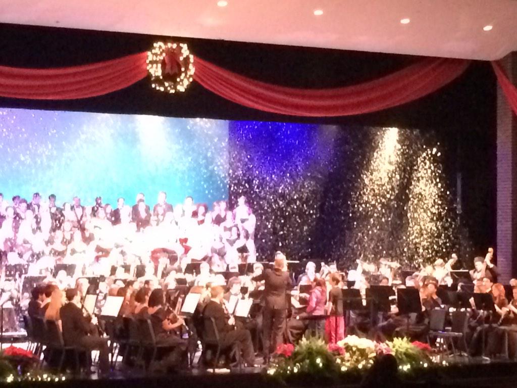 ChristaIsenburg's tweet image. Lilliana directing in the snow! @JeffHSBand @GCCSchools @ParkwoodElem #gccspride #itssnowing