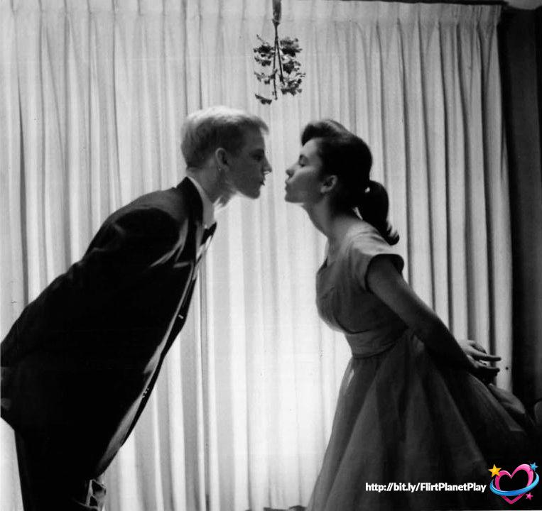 FlirtPlanet's tweet photo. Meet me under the mistletoe <3 http://t.co/TmpytaO5so