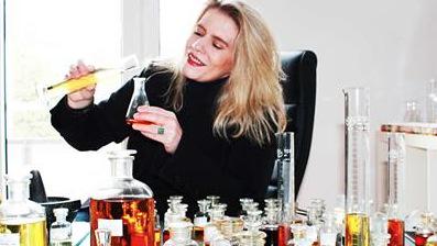 BILD_Stuttgart's tweet image. Promi-Parfümeurin Kim Weisswange. „Was zählt, ist der #Geruch,
nicht das Aussehen“. #Parfüm bild.de/bild-plus/life…