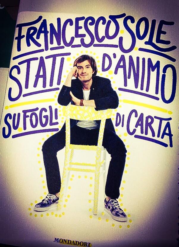 VesuvYO's tweet photo. Ogni volta che qualcuno lo chiama "libro" uno scrittore muore e Foscolo si rivolta nei sepolcri #SelvaggiaNonMentire http://t.co/nHl64yYLKd