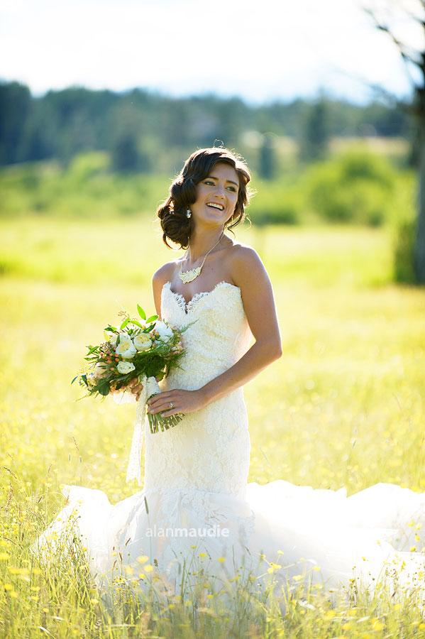 Our Equestrian Luxury photoshoot for Luxe by Calgary Bride is up on the website today! mountainbride.com/portfolio-view…