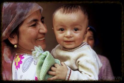 Мама по таджикски. Узбекский мать и ребенок. Узбекские дети. Мама Таджикистан. Таджикская мама с малышом.