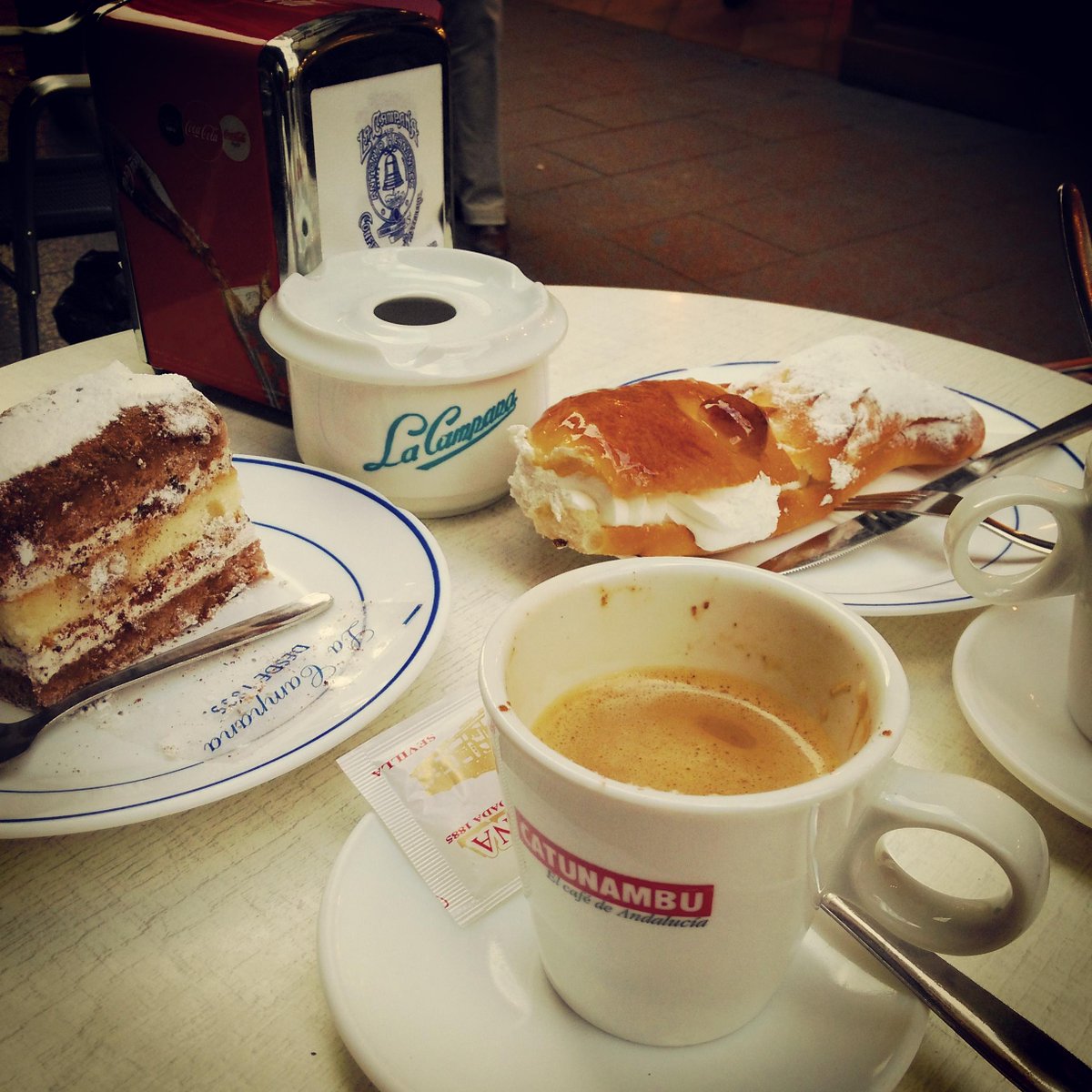 ElenaCabelloH's tweet photo. Y tras un buen almuerzo, un dulce y cafelito en La Campana con @claberfue!! Un lujo d vez en cuando no viene mal XD http://t.co/uqWu84Ps7l
