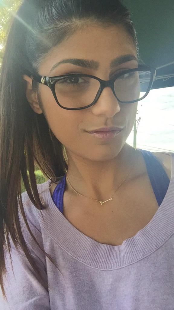 headshot Mia khalifa