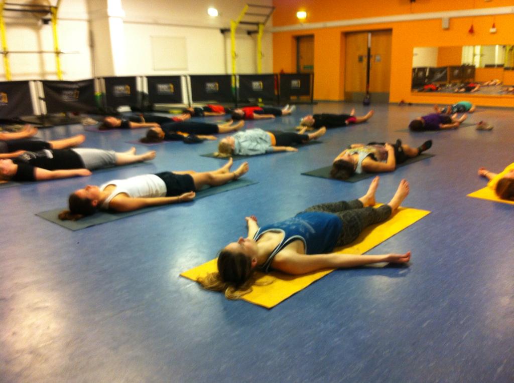 #endoftermfitness #yoga #splitdog #deadbug