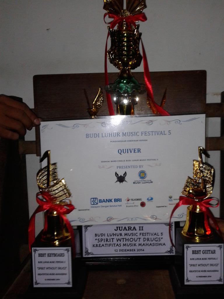 QUIVERband's tweet photo. Yuhuuuu kita juara lagii hehe \m/ @sonnrock_13 @kevinnmaulana @RobbyFadhli http://t.co/5L5RaIRPZb