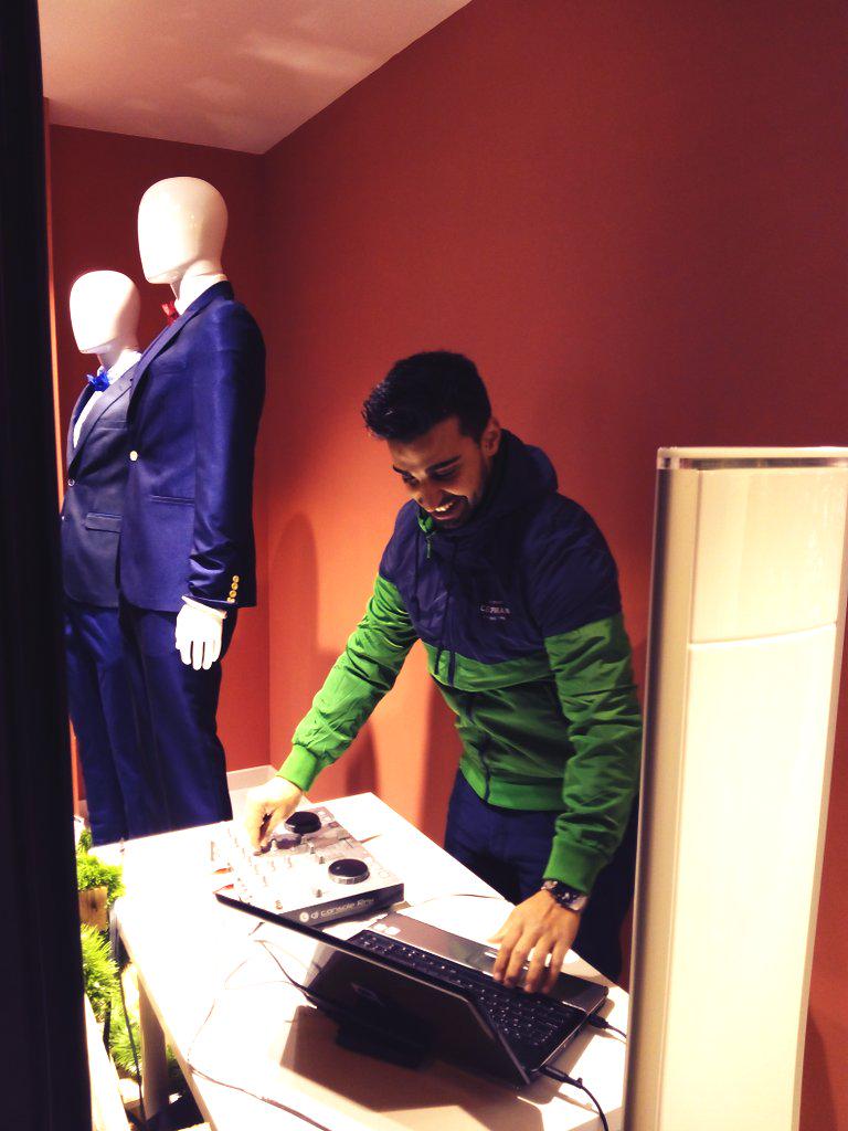 kekosian's tweet photo. Pásate por @CelopMan Puente Genil.... Tenemos un dj amenizando nuestra #shoppingnight. @VicoVico24 http://t.co/Afn3DaNpAe
