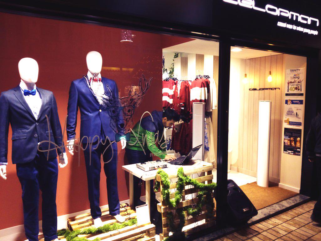 kekosian's tweet photo. Pásate por @CelopMan Puente Genil.... Tenemos un dj amenizando nuestra #shoppingnight. @VicoVico24 http://t.co/Afn3DaNpAe
