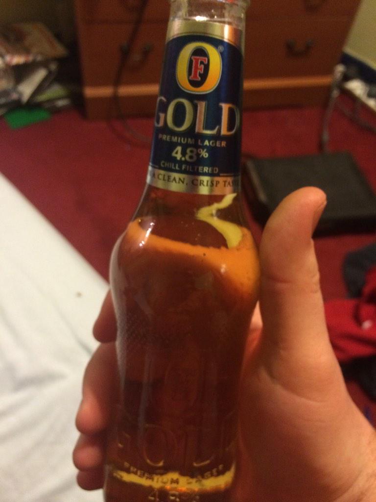 biffydave's tweet photo. A few beers tonight in memory of my old mate John. Still miss you after 9 years mate! #RIPHobbit http://t.co/0Oq0P31Ad1