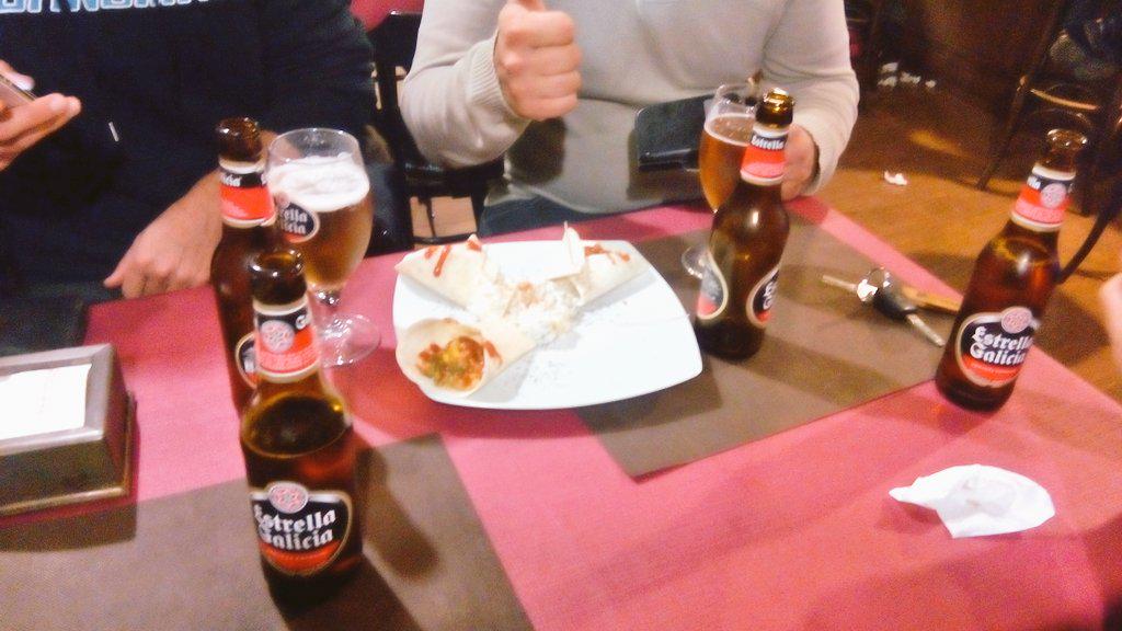 PedroJoseGomezZ's tweet photo. Echando un ratico con el recién llegado @fraan_maniche @SebaManixe #lorencito http://t.co/laZcJ23jfb