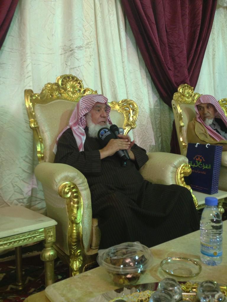 fayz47's tweet photo. الشيخ سليمان الراجحي يلقي كلمة لطلاب المنح
هذا رجل مبارك .. ينطبق عليه فيما نحسبه (نعم المال الصالح للرجل الصالح ) http://t.co/4j4dxVdXow