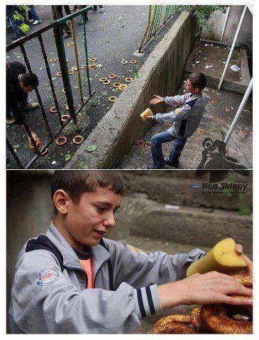 طفل سوري لاجئ في تركيا يبكي بعدما بعثرت الرياح ماكان يبيعه ، كي يعيل نفسه وعائلته ( صورة مبكية .. يارب لطفك بهم )