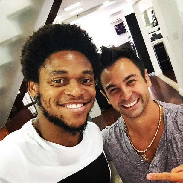 LuizAdriano_9's tweet photo. Cortando o cabelo com meu amigo #Darcio http://t.co/ZnjZPscRer
