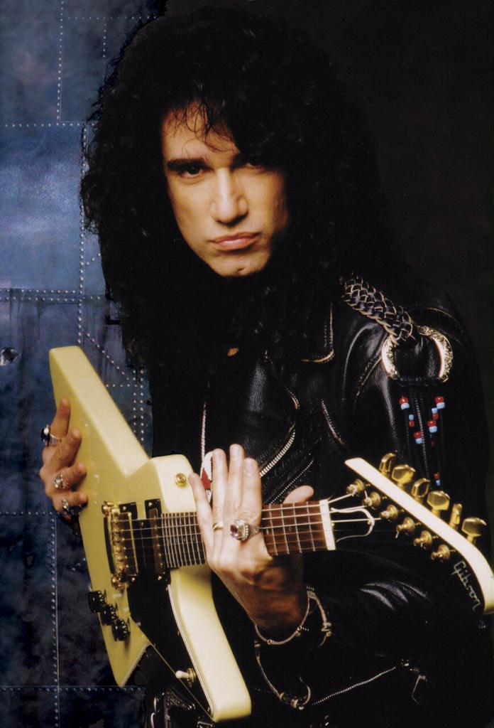 Happy birthday former Kiss guitarist Bruce Kulick! 