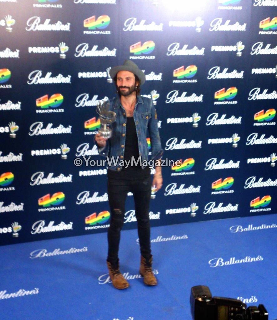 YourWayMagazine's tweet photo. .@Leiva_Oficial posa con su #Premios40Principales por su trayectoria misical ¡Se lo merece! http://t.co/r5uU24527J