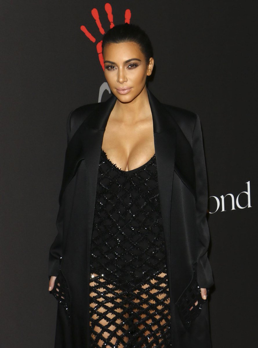 grosbygroup's tweet photo. EXPLENDIDAS ! #Divas #SalmaHayek @Rihanna @KimKardashian #DiamondBall http://t.co/HVXFqEjsXh  @Univision #GrosbyNews http://t.co/dlcEMYHEqt