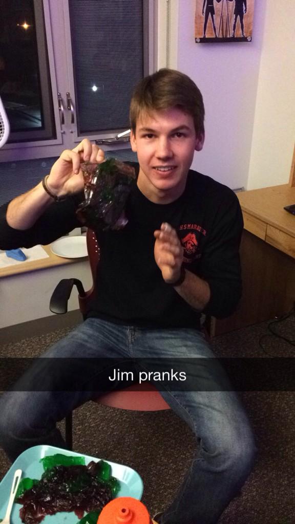 monikasuu's tweet photo. Recreating The Office pranks @shannyp0tter http://t.co/WHA9DtDXbH