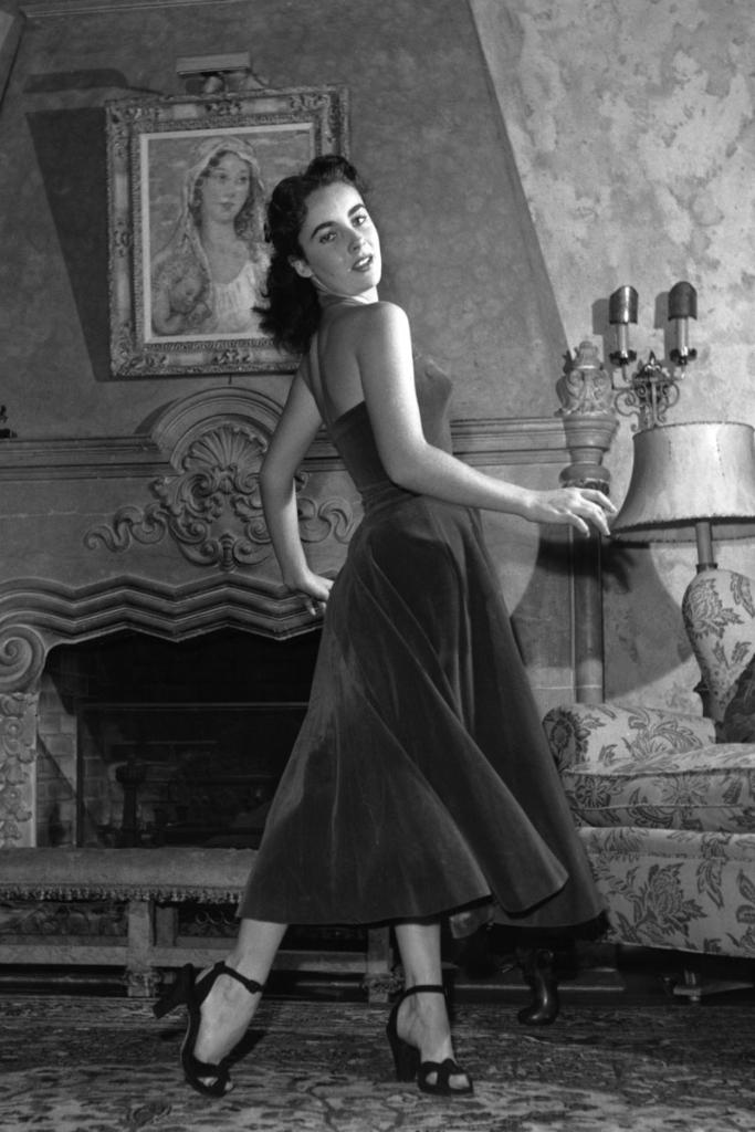ELLEmagazine's tweet photo. A visual history of the little black dress: http://t.co/yeGniTPqb4 http://t.co/oqojl22o9V