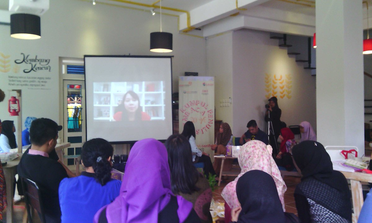 Winnaddict's tweet photo. Kak @WinnaEfendi sedang menjawab beberapa pertanyaan lewat video :D #KPP2014 http://t.co/rWGhhLSrWg