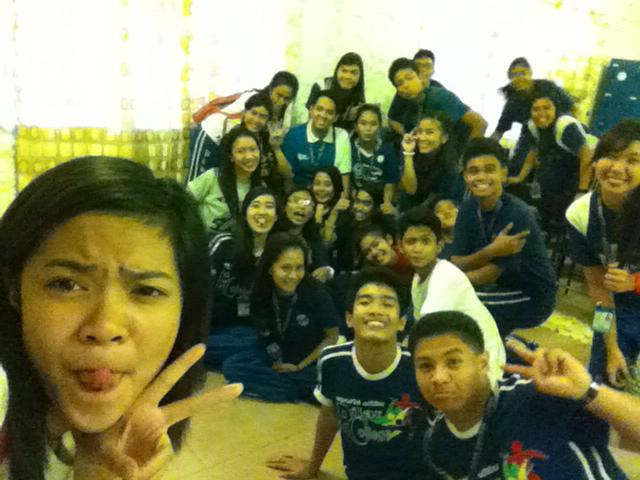 loushangg's tweet photo. The best Friday with these people. 😍😉😘 #GoodTime #GoldenThrowback #PEACErs http://t.co/mztDnsUwse