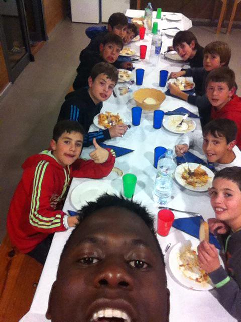silepele's tweet photo. Sopar dels pares i mares de l'aleví de preferent de l' @UEPorqueres_ som una familia😃 http://t.co/oIoR7unteW