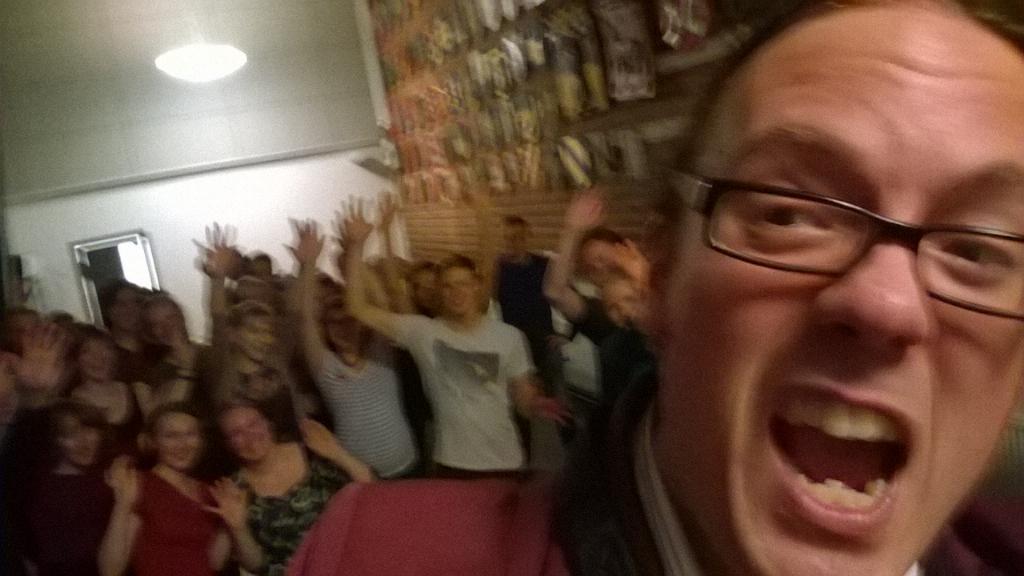 Samuli_N's tweet photo. @SohonTorwet kapellimestarin lupaama Keikka#Selfie #SlimeyNieminen #tonttujenYö #keikkaputki #taiteilija #tss #kiitos http://t.co/sqUgASsxFz