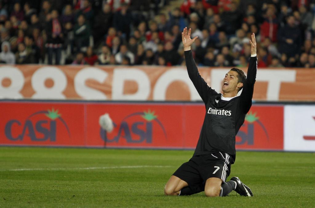marca's tweet photo. 'El líder sobrevive a una emboscada'. La crónica del Almería-Real Madrid, por @SantiSiguero http://t.co/fE2HJL5W8o http://t.co/oZJaq99ZvO